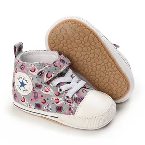 Nahaufnahme von grauen Baby-High-Top-Schuhen mit Lama-Print und weicher Gummisohle