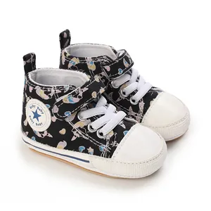 Detailansicht von hohen Baby-Lauflernschuhen mit süßem Herzmuster und weicher Sohle.