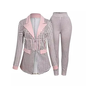 Traje de dos piezas con estampado de pata de gallo rosa con blazer con cremallera y pantalón.