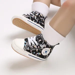 Detailaufnahme von Baby-Lernlaufschuhen mit weicher Gummisohle und feinem Blumendruck
