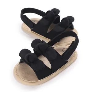 Zachte katoenen zwarte baby wandelsandalen met een schattig ontwerp met dubbele strik