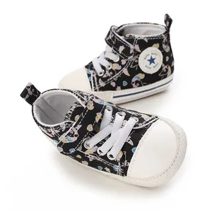 Detailansicht der weichen Baby-Lernlaufschuhe mit süßem Tiermuster-Print für Kinder