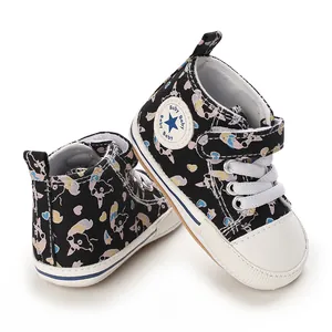 Detailaufnahme schwarzer geblümter Baby-Lauflernschuhe mit flexiblen weichen Gummisohlen