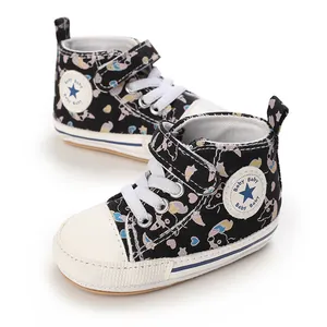 Nahaufnahme von schwarz gemusterten Baby-Lauflernschuhen mit weicher Gummisohle für Kleinkinder