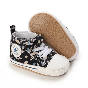 Detailansicht der floralen Baby-High-Top-Sneaker mit weicher, rutschfester Gummisohle