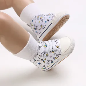 Detailaufnahme von Baby-Lauflernschuhen mit Einhornmuster und weicher Gummisohle