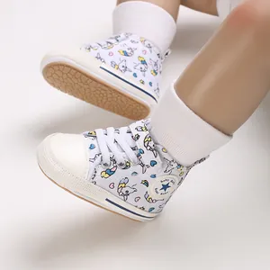 Detailansicht von Baby-Lauflernschuhen mit Cartoon-Dumbo-Muster und Sternaufnäher