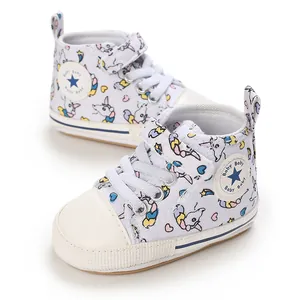 Detailansicht von süßen Baby-Lauflernschuhen mit Einhorn-Print und weicher Sohle