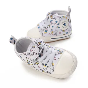 Detailansicht von Baby-Lernlaufschuhen mit Einhorn-Print und Gummisohle.