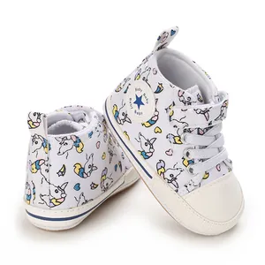 Detailansicht weißer Baby-High-Top-Lauflernschuhe mit buntem Einhorn-Muster