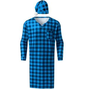 Detailansicht des blau-schwarz karierten Herren-Nachthemds mit passender Schlafmütze