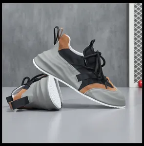 Seitenprofil-Detail der klobigen Leder-Patchwork-Sneaker für Herren in Grau und Braun