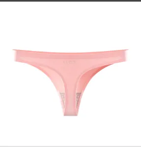 Détail en gros plan d'un string sans couture en soie glacée pour femme rose clair