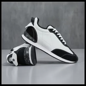 Profil latéral de chaussures de jogging en cuir pour hommes au design noir et blanc.