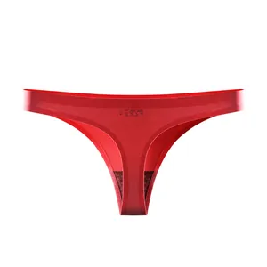 Vue détaillée d'un string rouge en soie glacée sans couture pour le sport