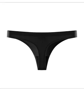 Vue détaillée d'un string noir sans couture pour femme en tissu de soie glacée respirant