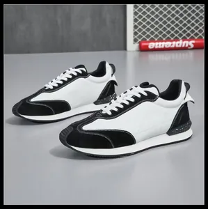 Gros plan de baskets en cuir noir et blanc pour hommes, style jogging rétro