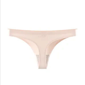 String sans couture en soie glacée pour femmes, couleur chair, vue de face sur fond blanc