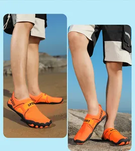 Scarpe da scoglio arancioni traspiranti con suola antiscivolo per spiaggia e sport acquatici.