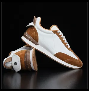 Détail rapproché des baskets de jogging en cuir pour hommes en daim marron et blanc
