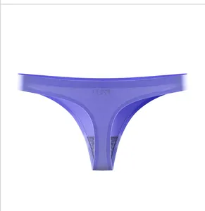 Vue détaillée d'un string en soie glacée sans couture violette avec coupe taille basse