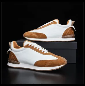 Détail des baskets de course rétro en cuir pour hommes avec empiècements blancs et marron