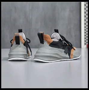 Rückansicht der klobigen Leder-Sneaker für Herren mit dicken grauen Sohlen und Farbbloecken.