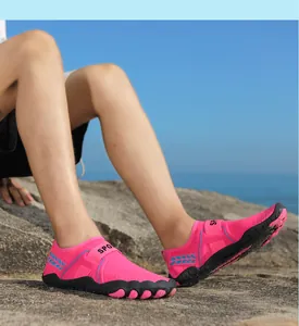 Vista dettagliata di scarpe da scoglio rosa ad asciugatura rapida con suola antiscivolo