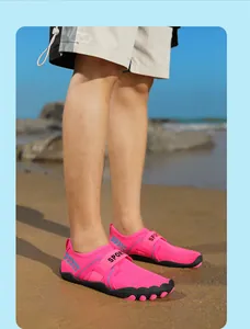 Primo piano di scarpe da acqua rosa traspiranti per diverse attività all'aperto