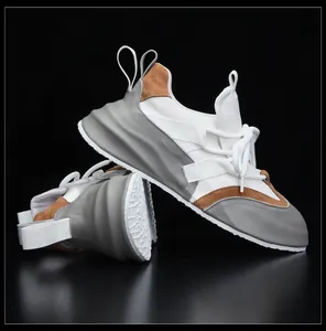 Detailansicht modischer Herren-Chunky-Sneaker in Farbmix mit dicker Sohle
