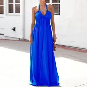 Dettaglio di un abito lungo blu elettrico con scollo a V e design allacciato al collo