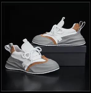 Detailansicht stilvoller Herren-Chunky-Sneaker mit grau-weißem Patchwork und dicker Sohle