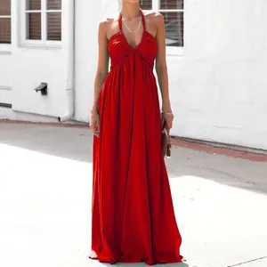 Dettaglio di un sexy vestito lungo rosso con scollo a V profondo e allacciatura.