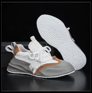 Detailansicht der klobigen Herren-Leder-Sneaker mit strukturierter weißer Sohle.