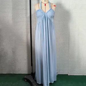 Vista dettagliata di un abito lungo azzurro con scollo a V profondo e increspature