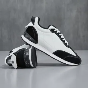 Baskets rétro homme style japonais en cuir noir et blanc avec détails de semelle mouchetés.