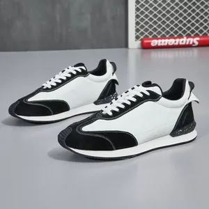 Baskets de jogging en cuir pour hommes contrastées noir et blanc avec semelle épaisse