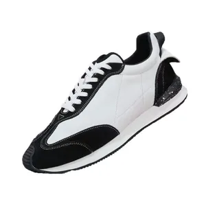 Baskets rétro en cuir pour hommes avec un design contrasté noir et blanc chic