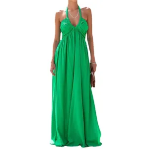 Elegante abito lungo verde con scollo all'americana e profondo scollo a V per l'estate