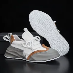 Herren Leder-Chunky-Sneaker mit Farbblock-Design und Plateausohle.