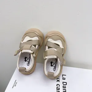 Vista detallada de sandalias deportivas beige para niños de malla transpirable