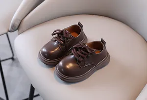 Detailopname van klassieke donkerbruine Britse stijl kinderschoenen op een neutrale stoel
