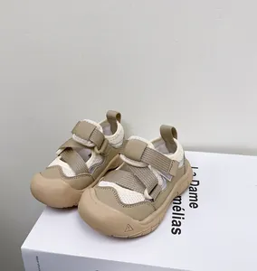 Primer plano de sandalias deportivas beige transpirables para niños con doble tira de velcro