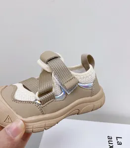 Detalle de las zapatillas de malla transpirable para niños en beige con cierres de velcro