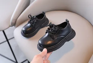 Detail van zwarte leren jongensschoenen in Britse stijl met dikke antislip rubberen zool