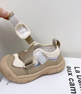 Detalle del cierre de velcro ajustable de la sandalia de malla transpirable para niños.