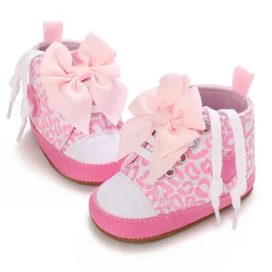 Detailansicht der pinkfarbenen Lauflernschuhe mit Leopardenmuster und großer Schleife