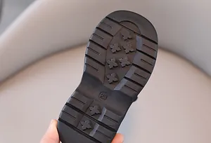 Detailopname van de duurzame antislip rubberen zool voor klassieke leren kinderschoenen