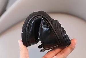 Detail van de flexibele zool van zwarte leren kinderschoenen met hoge duurzaamheid
