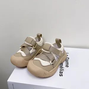 Sandalias deportivas de malla beige para niños con puntera protectora de goma duradera